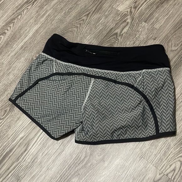 Womens Lululemon Run Times Grey Chevron Zigzag Print Shorts Size 6 - Picture 2 of 6
